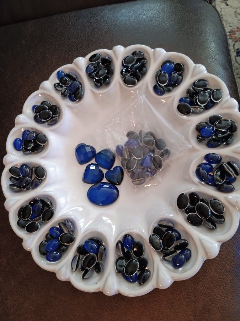 $24 For 190 Oval Mood Beads And 4 Lg Pieces. Google says they are Cabochon, but no clue. No hole