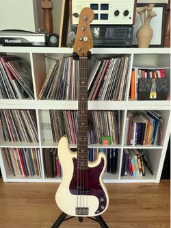 Squier Classic Vibe 60s Precision Bass - Olympic White