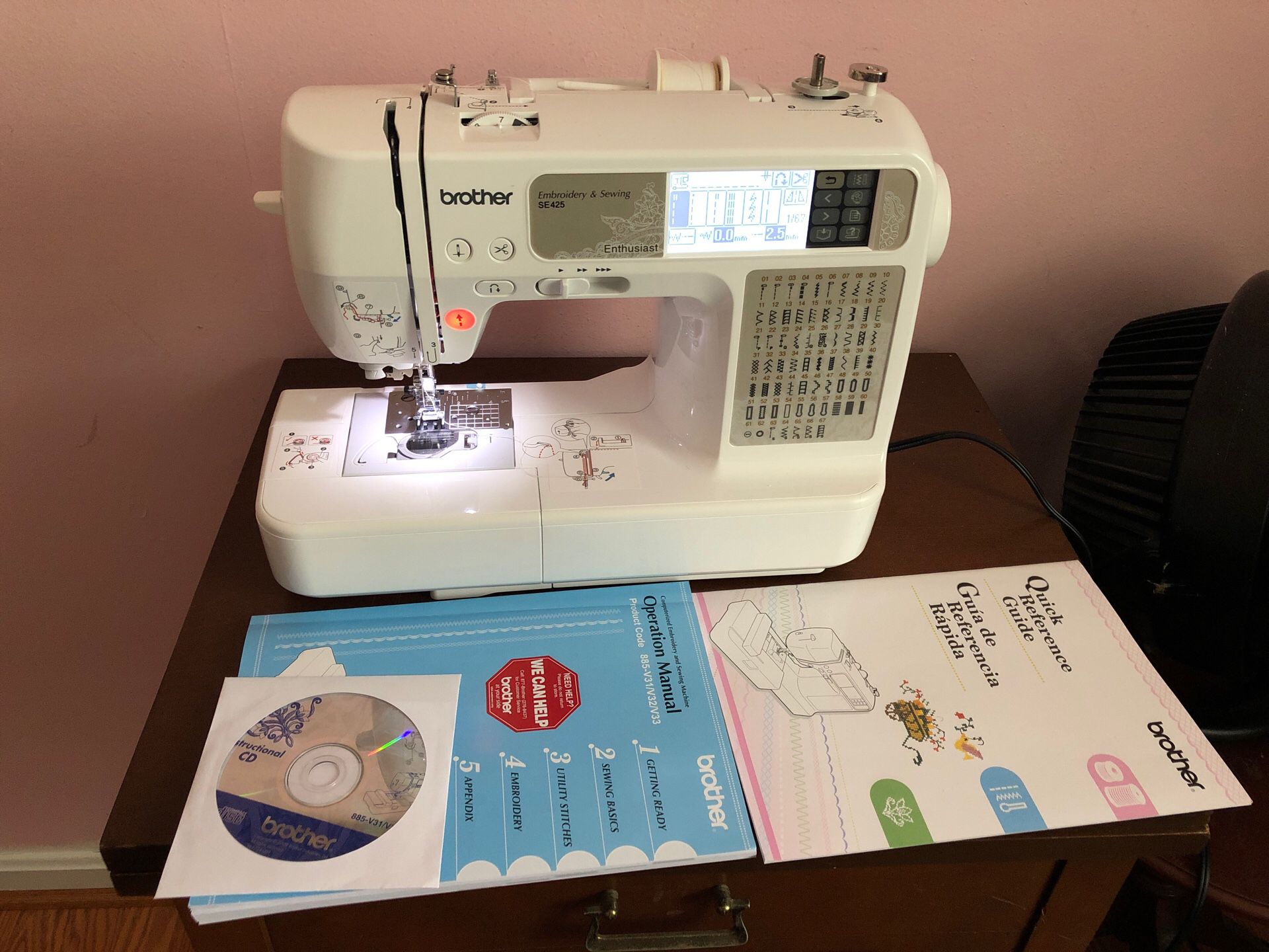 Sewing machine Brother SE425 embroidery and sewing. Bran new