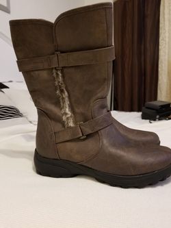 snow boots woman size 8