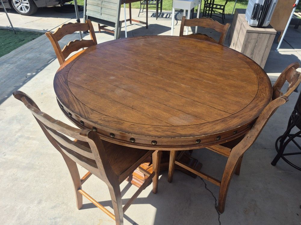 Table With 4 Cheirs