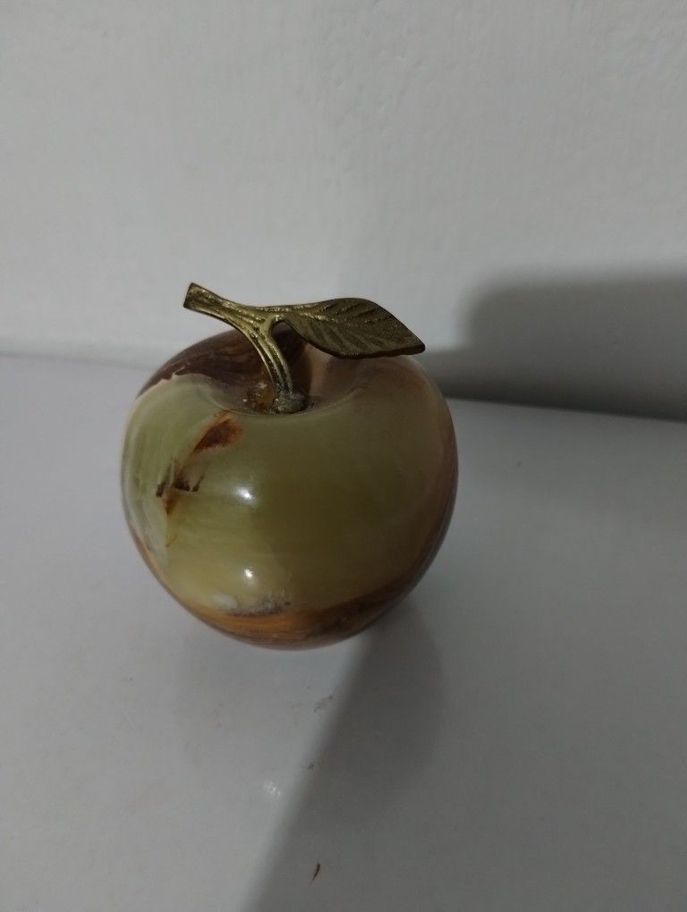 VINTAGE MARBLE APPLE PAPERWEIGHT 3" - A1500