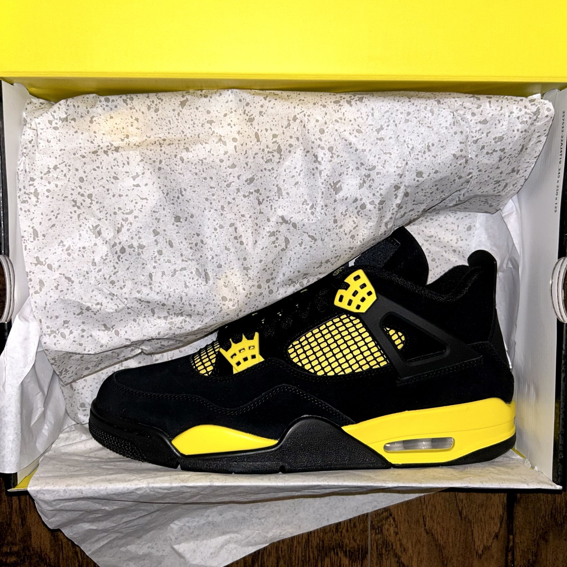 Brand New Jordan 4 Retro “Thunder” (2023) Mens Size 11