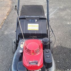 HONDA HRC216 COMERCIAL SELF PROPELLED LAWN MOWER