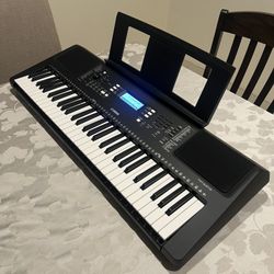 Yamaha Piano Keyboard PSR-E373 - Like New