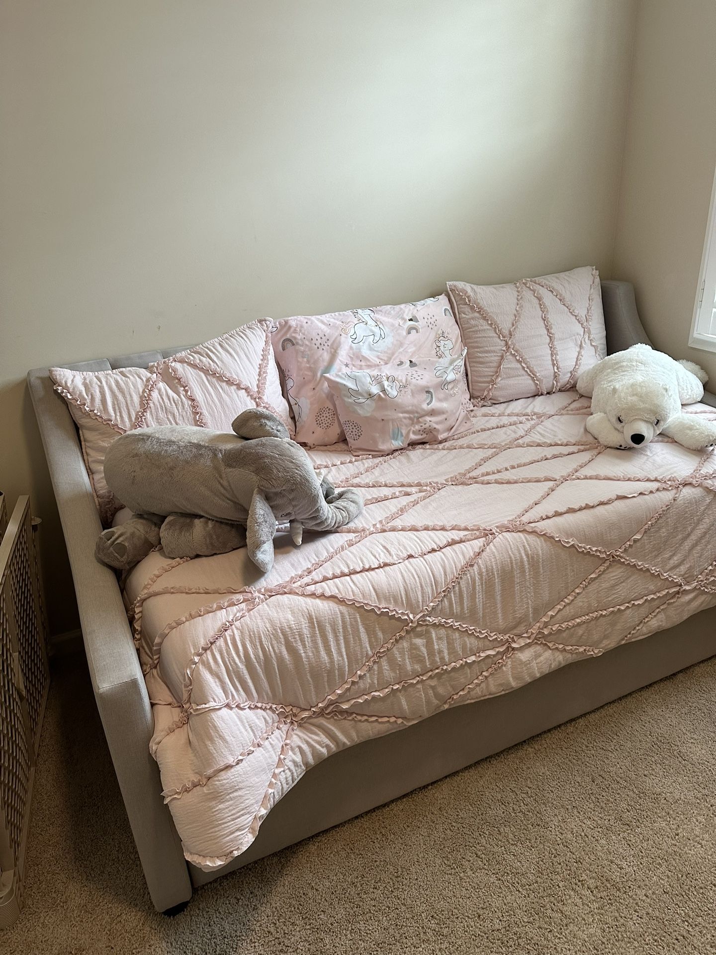 Analily Upholstered Daybed With Trundle
