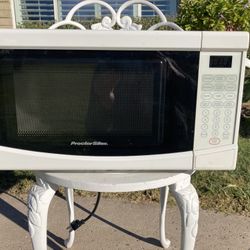 Proctor Silex White Countertop Microwave 