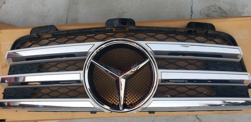 Mercedes GL550 Chrome Grill Sills & Chrome Star