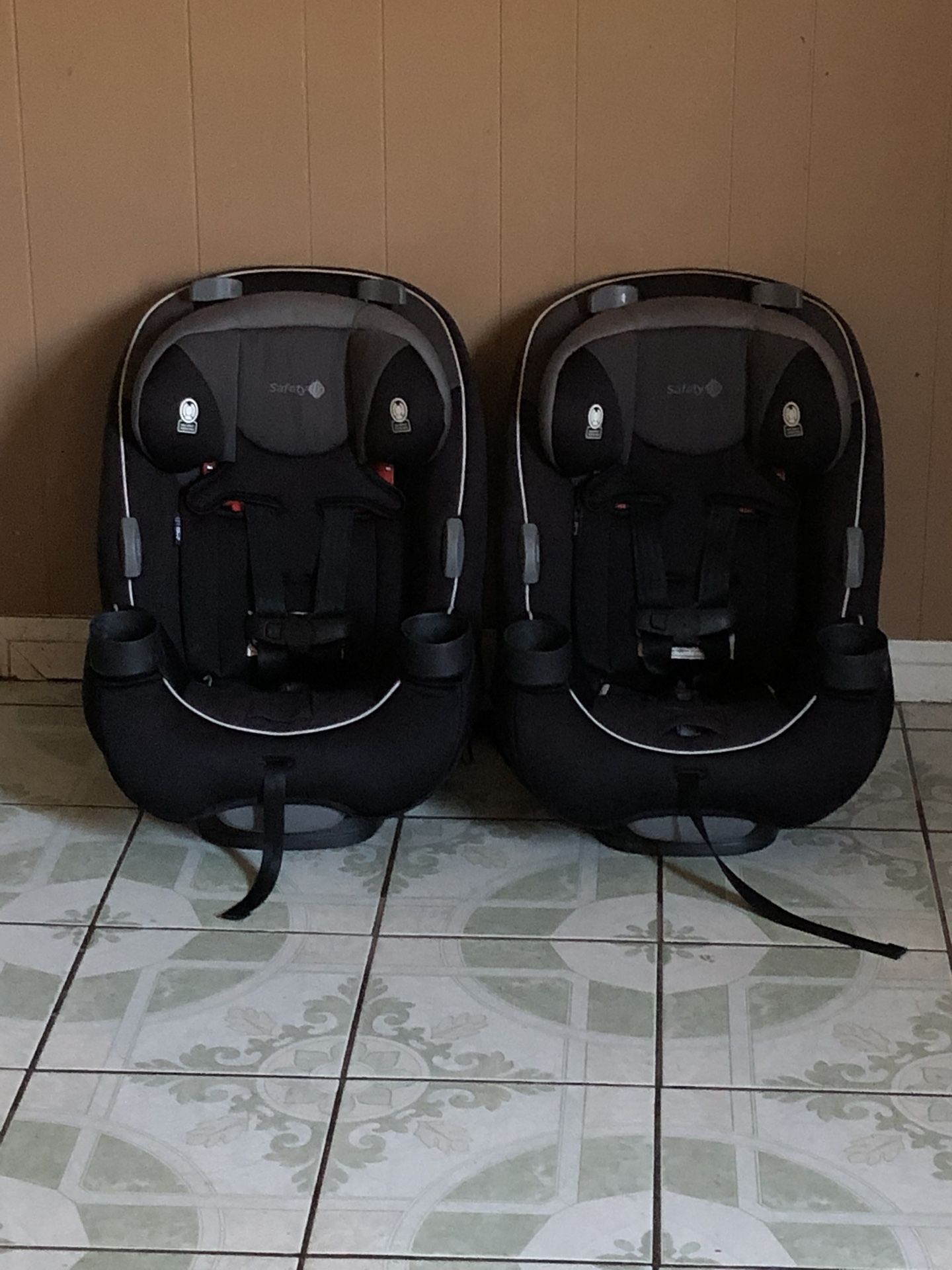 TWO LIKE NEW SAFETY 1ST CONVERTIBLE CAR SEAT!!!!