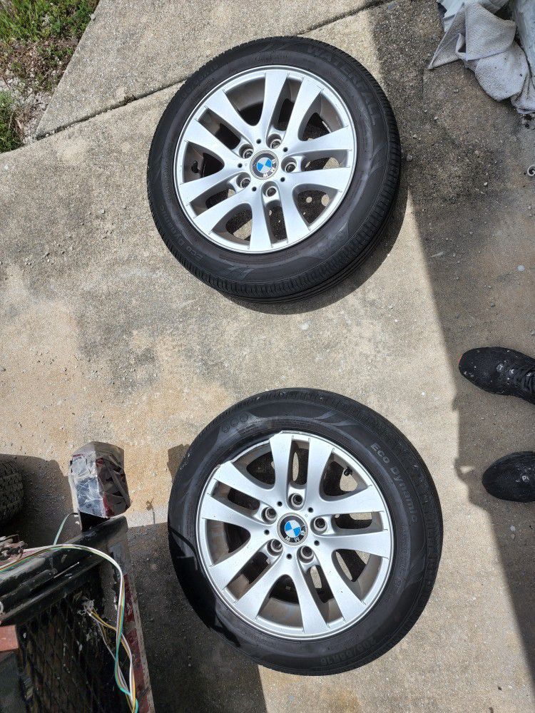 4 Rims whit tires 16" Bmw 1 rim Is broken but the other 3 work Obo