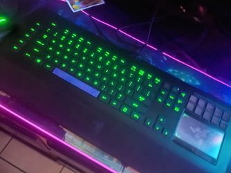 Razer death stalker ultimate keyboard with built in steam deck works like new for gaming pc