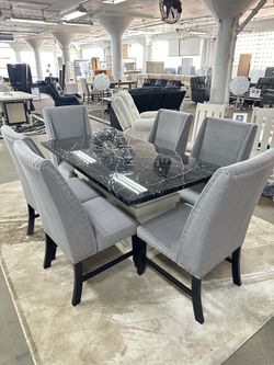Dining table & 6 chairs 🪑