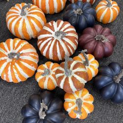 I can send you the link to everything that’s available   Pumpkins 🎃 and costumes too