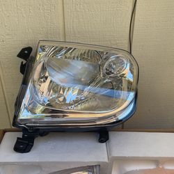 2005-06 Toyota Tundra/ 2005-07 Toyota Sequoia Headlights