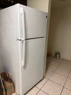 White Top-Freezer Refrigerator