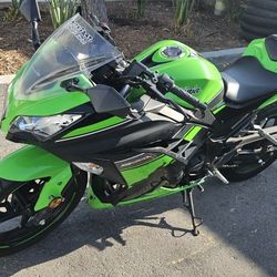 Motorcycle - Kawasaki Ninja 300 Special Edition 