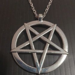 INVERTED Pentagram Pendant Necklace SilverTone pentacle Wiccan Devil Unisex Halloween Jewlery
