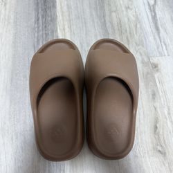 Brown Yeezy Slides 