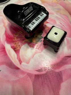 Salt and pepper piano Collectables