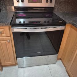 Whirlpool electric stove/oven in Hallandale