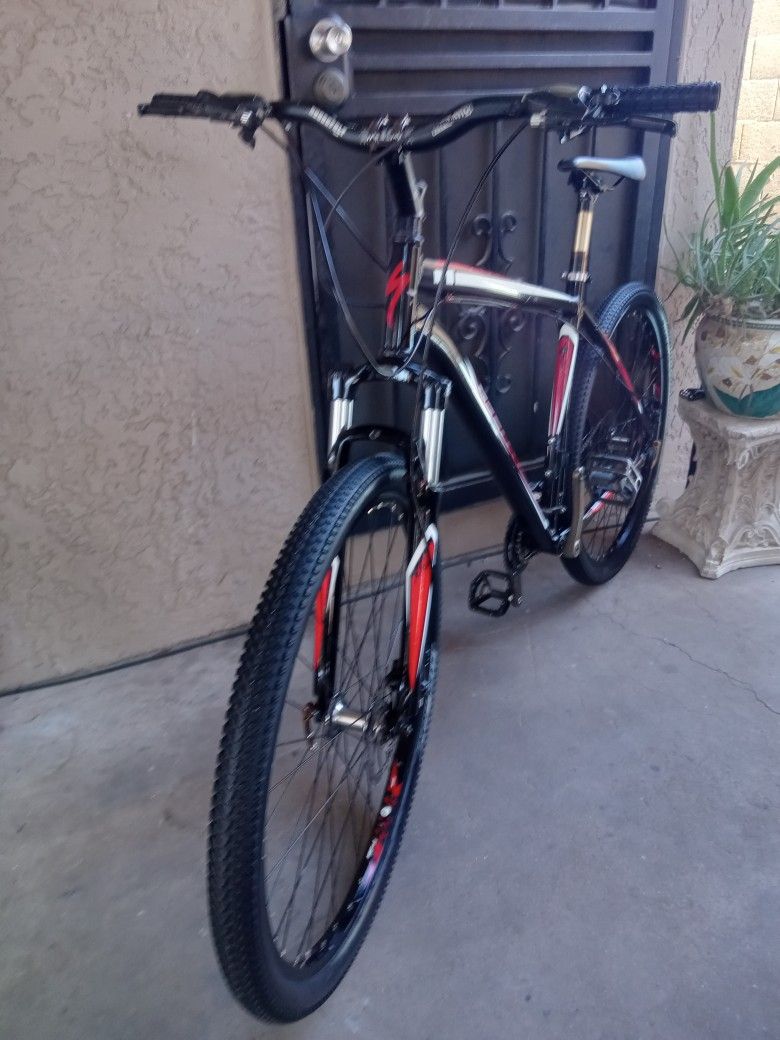 29 er BIKE SPECIALIZED HARD ROCK FRAME SIZE LARGER DISC BRAKES TIRES SIZE 29