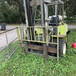 8000 Pound Lift Capacity Forklift Weighs 20,000 Pounds
