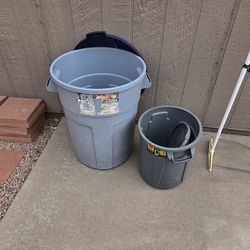 Rubber maid heavy duty trash containers