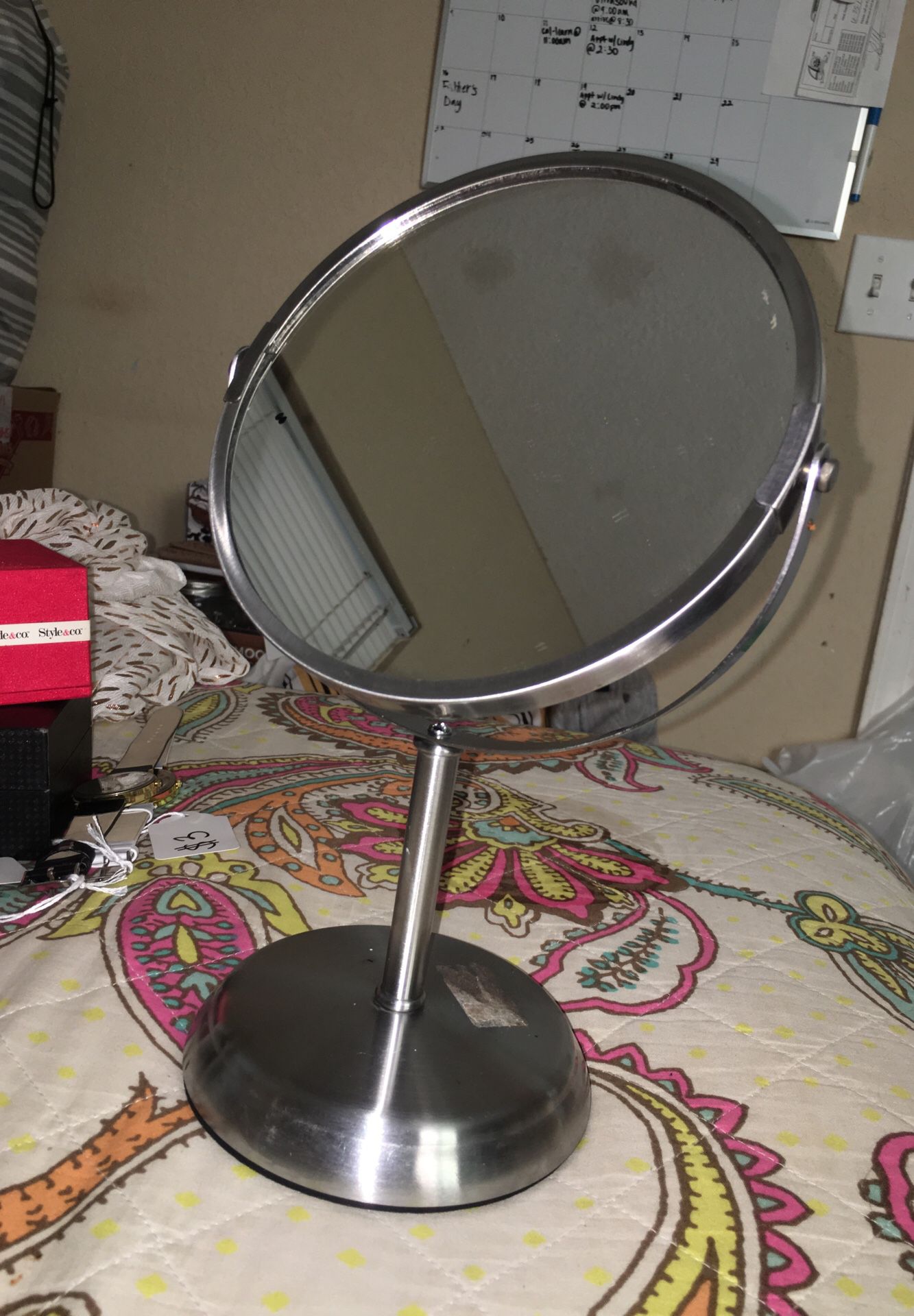 Vanity/makeup mirror