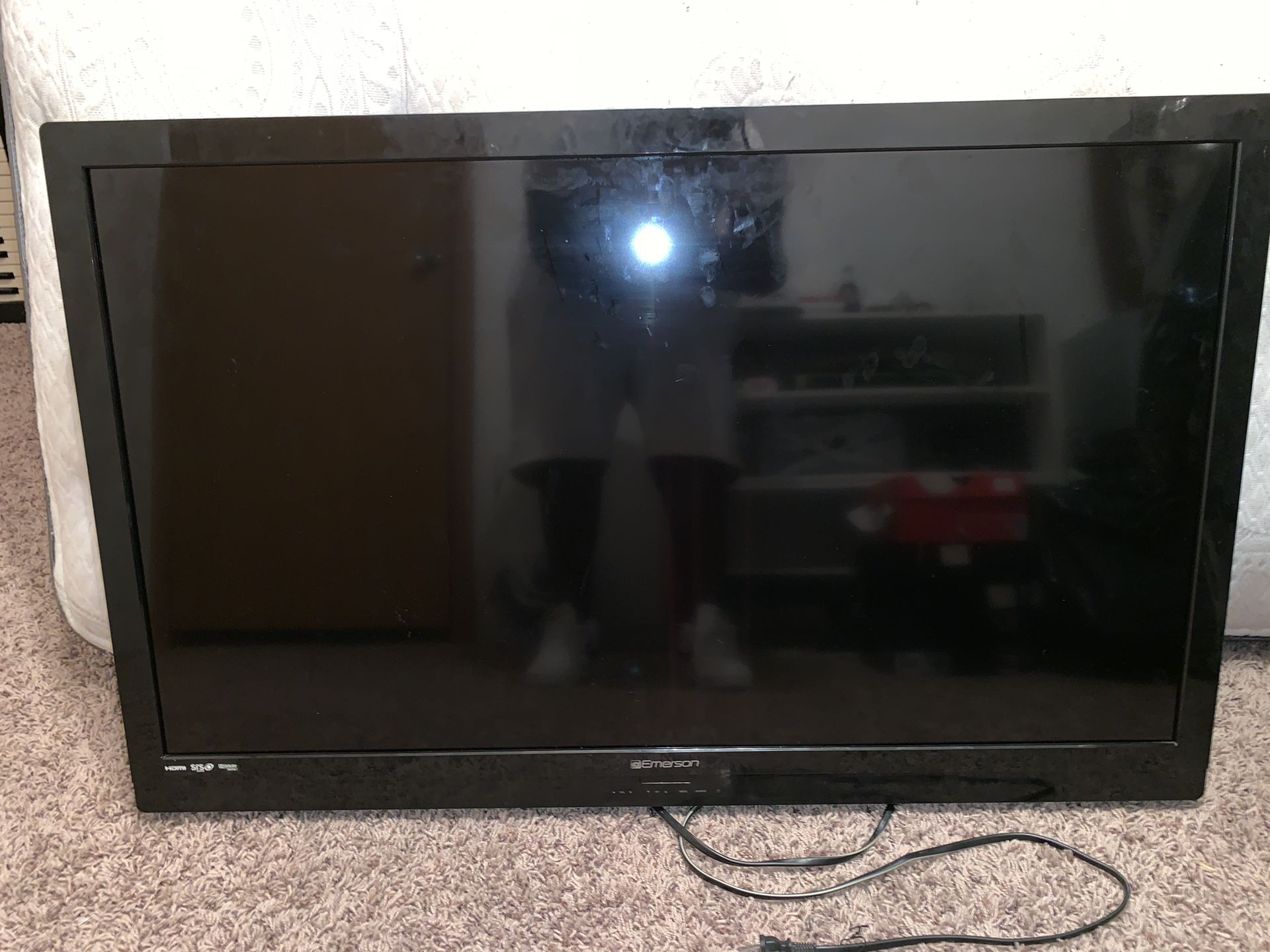 Emerson flatscreen tv (doesn’t come with mount ) think it’s a 40 in but not 100% sure