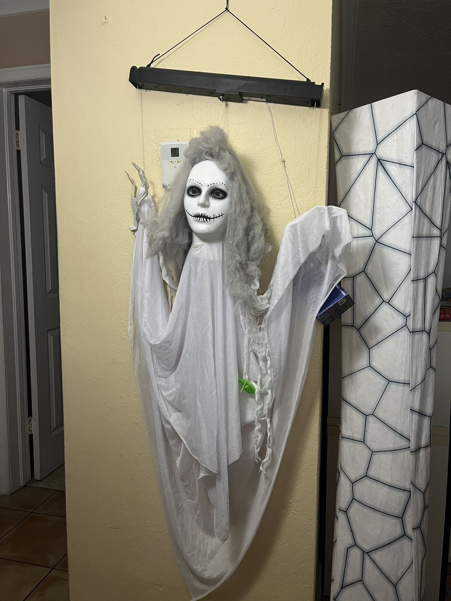 HALLOWEEN ANIMATED HANGING GHOST
