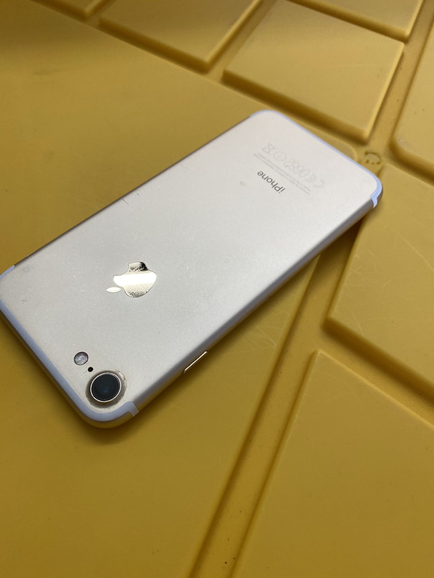 iPhone 7 128 GB silver factory unlocked any carrier