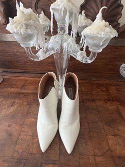 White leather bootsies , boots , shoes Steve Madden  10