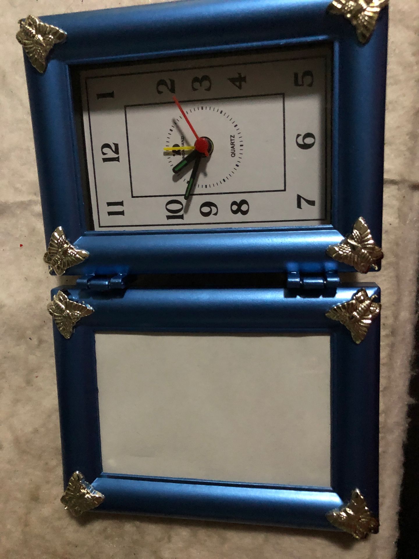 Clock by Xindadianzi. Quartz Battery Operated