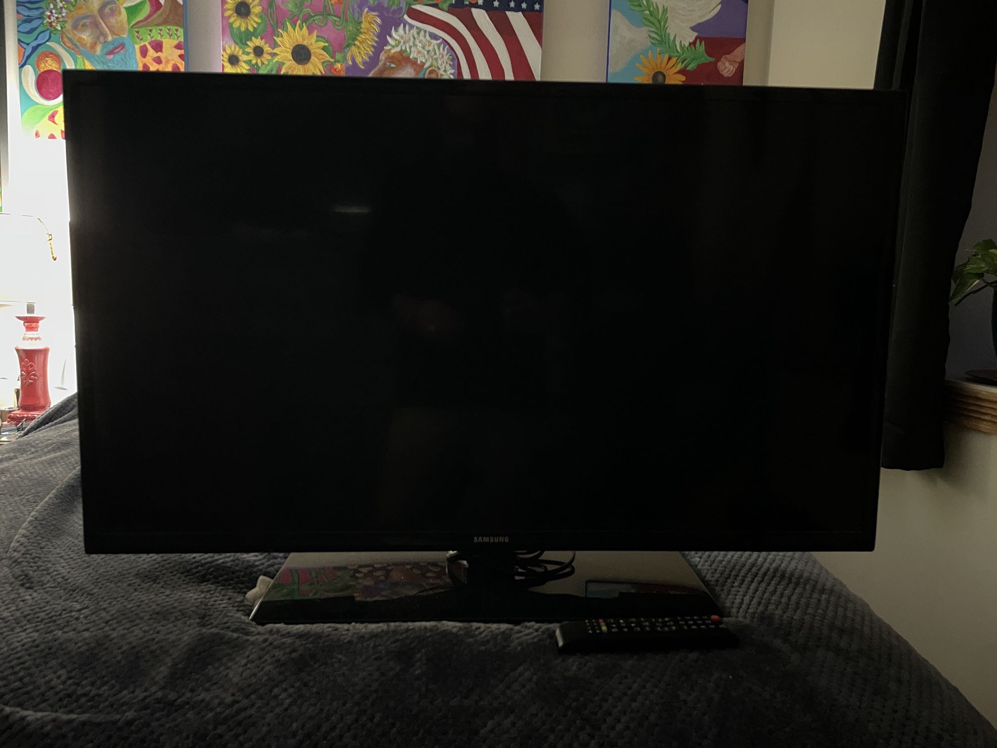 SAMSUNG 36 INCH HDMI FLAT SCREEN TV WITH REMOTE AND STAND Not A Smart TV