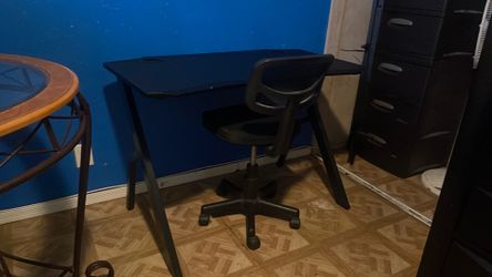 Midsize kids desk