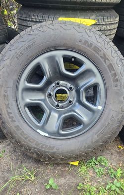 Original JEEP Wheels & Tires 🔥
Set  original JEEP wheels and tires 
✅ Size: 245/75R17