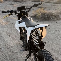 125cc . Black And White  Dirt Bike 
