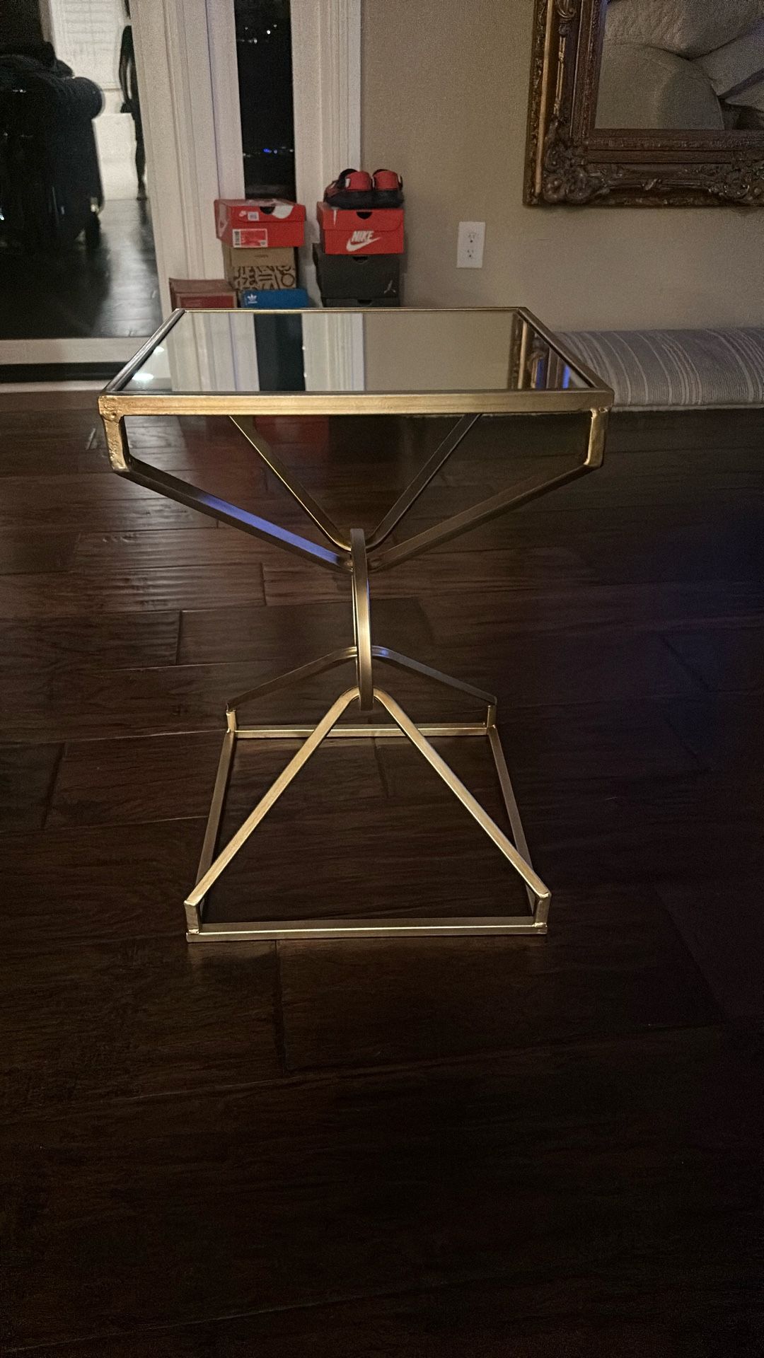 Assessors/End table