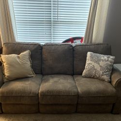 3-Seat Reclining Couch – Like New Condition!