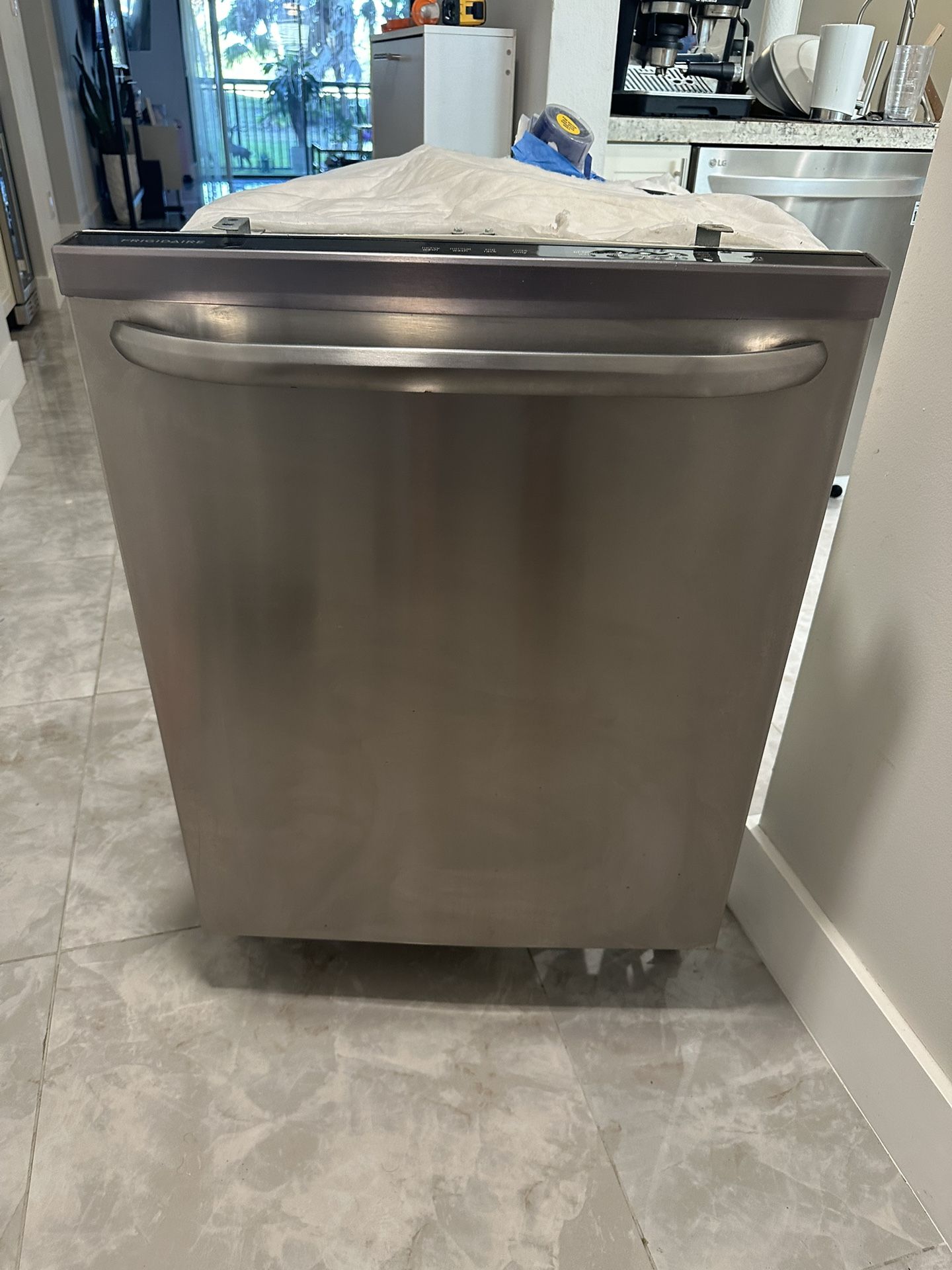 Frigidaire Dishwashing Machine