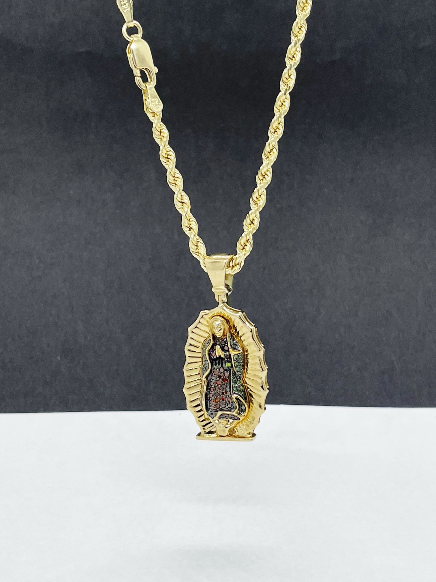 14k Solid Gold Rope Chain and Virgen maria with green Diamond 💎💎