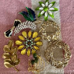 Vintage Jewelry: Brooches, Bracelets, Necklaces, Pins, Barrettes 