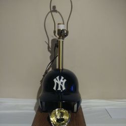 VINTAGE NARDI NEW YORK YANKEES BATTING HELMET LAMP SUPER RARE!!!