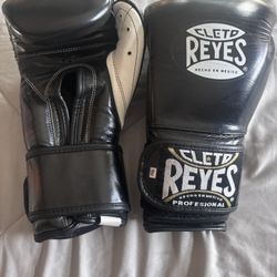 Cleto Reyes Authentic Boxing Gloves  12OZ