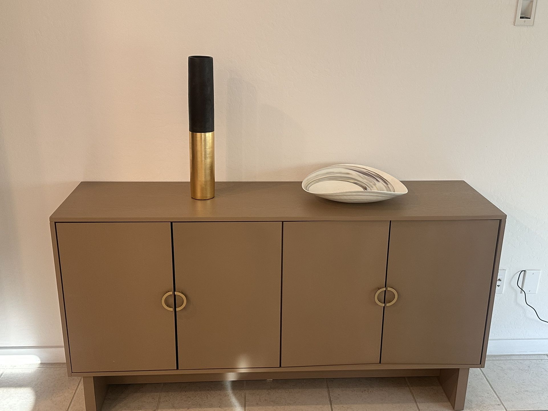 Modern Dining Console – Matte Gold Handles, Elegant Design