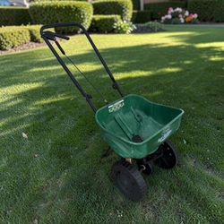Scotts Turf Builder Edge Guard Mini Broadcast Fertilizer Spreader! Retails $60.98