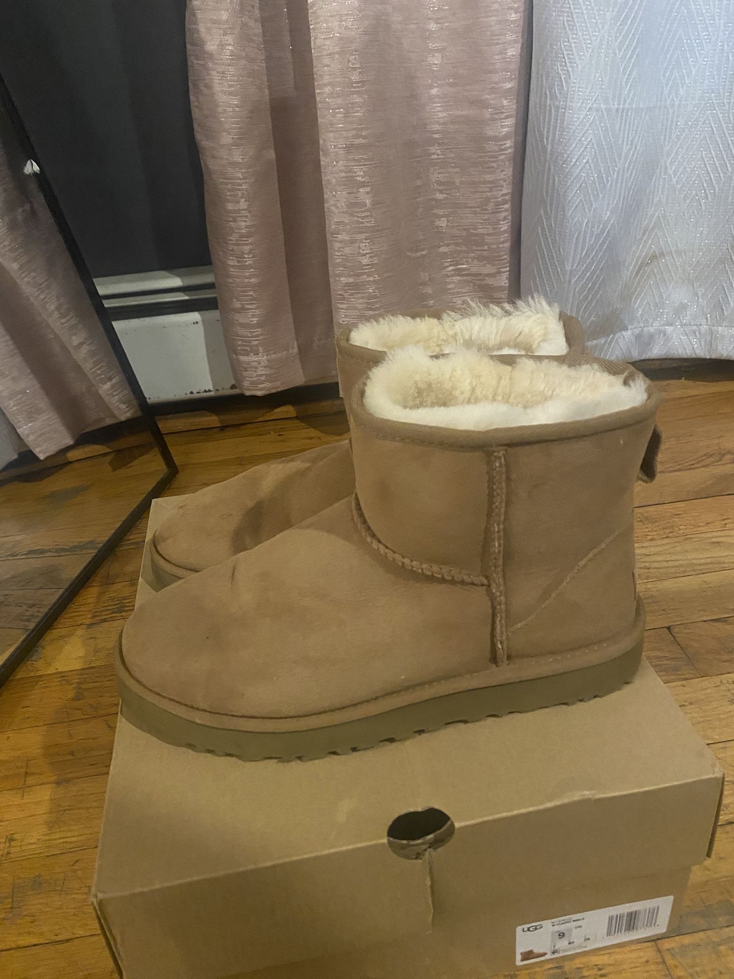 UGG Classic Mini Boot ll Size 9 Women’s