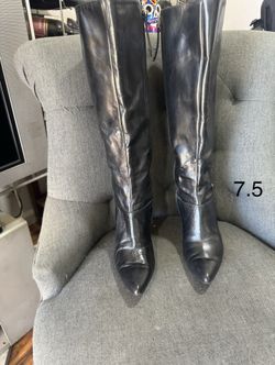 Stylish black boots in size 7.5.