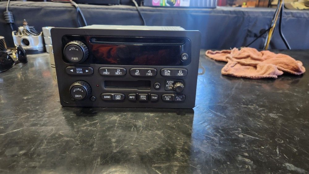Oem 2004 Chevy Silverado Radio Should Fit Other Models As Well