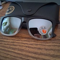 RAY BAN JUSTIN'S w/ BLACK TO GREY FRAME & POLARIZED SILVER MIRROR LENSES. NEW IN BOX